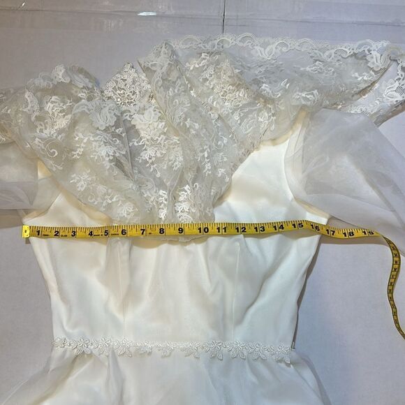 Vintage Alfred Angelo ivory lace wedding dress with veil. No size tags. - Picture 13 of 17